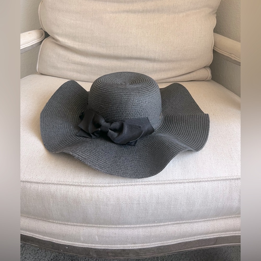 Sus ‘N’ Sand black wavy hat